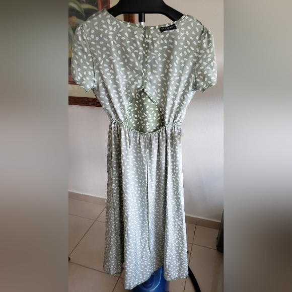 Green and white designs dress - Picture 5 of 6